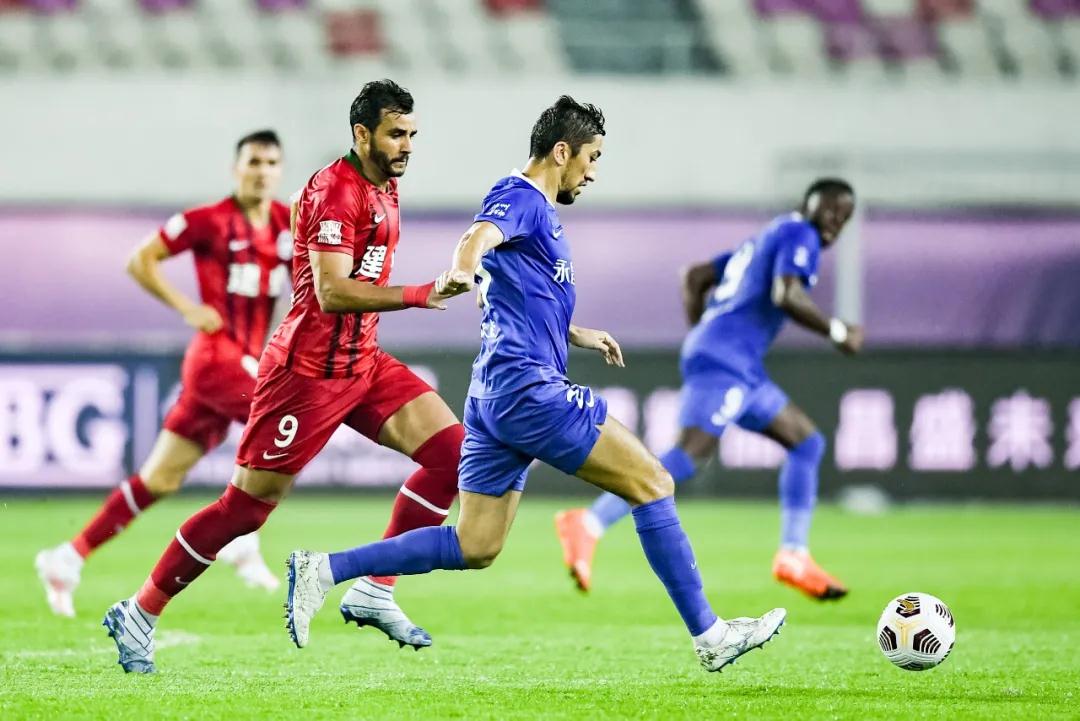 نادي ليفربول ضد آرسنالمواجهة كلاسيكية في الدوري الإنجليزي الممتاز